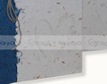 Album rivestito in carta fibre di banano color blu e carta naturale con inserti in riso.35,0x42,0
