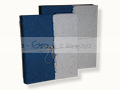 Album rivestito in carta fibre di banano color blu e carta naturale con inserti in riso.35,0x42,0